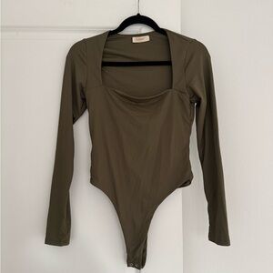Qinsen women’s olive green contour long sleeve bodysuit shirt top size LARGE